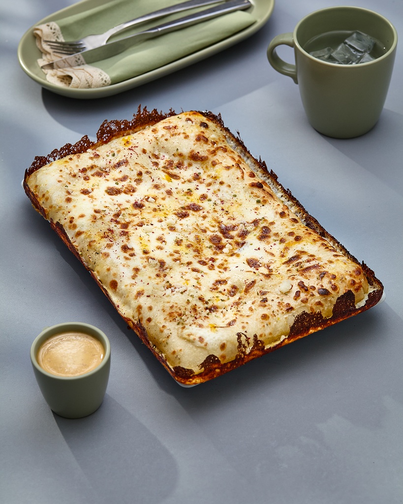 Bonzhi garlic bread (نان‌ سیر بن‌ژی)